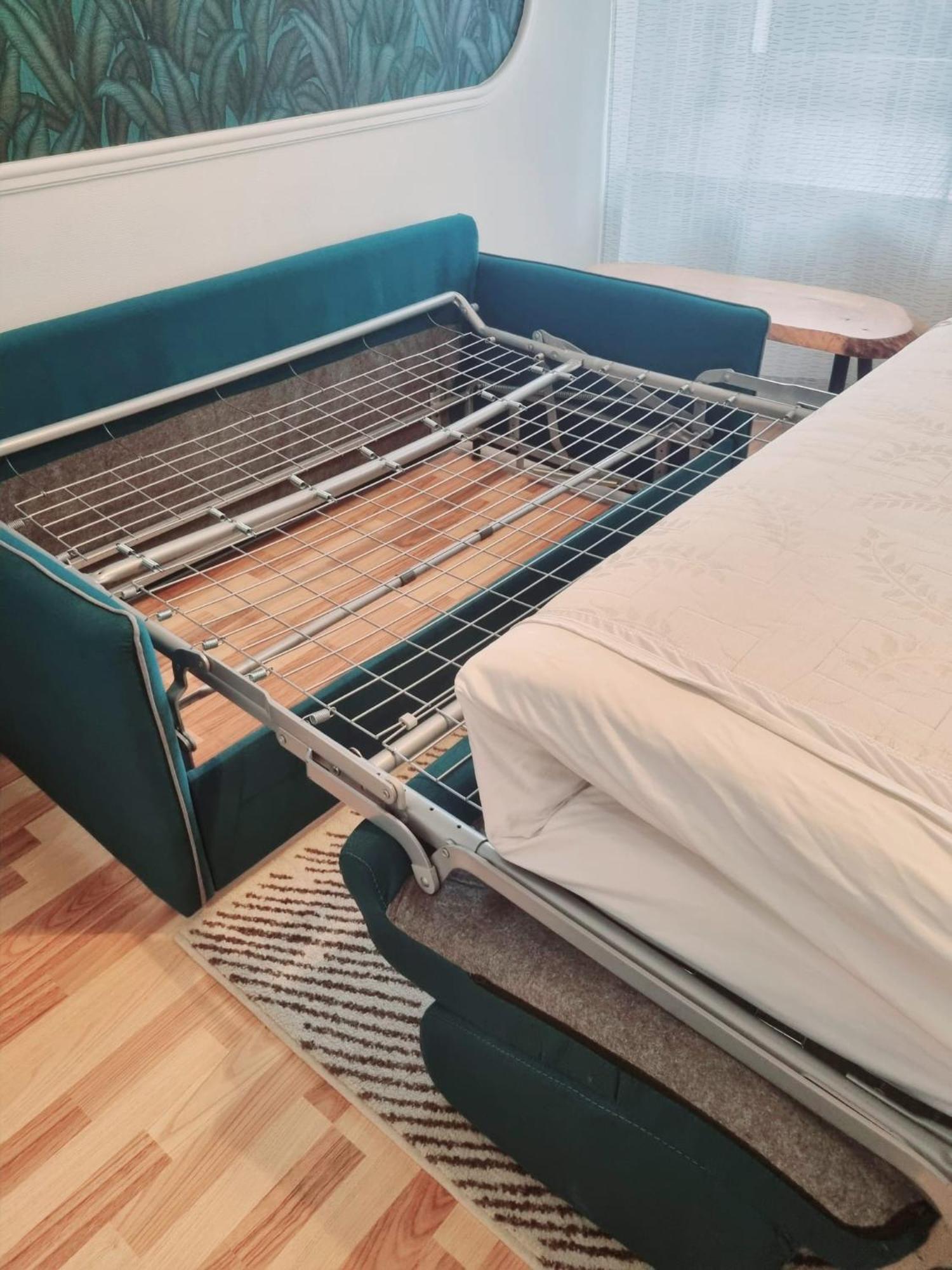 In Aux: 2-room With 24/7 Check-in